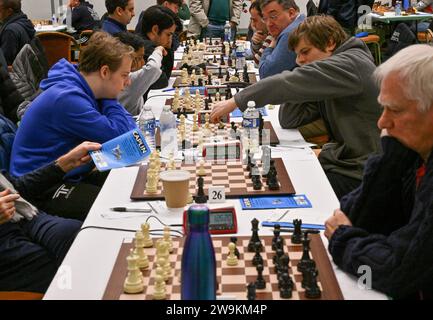 Hastings, Regno Unito. 28 dicembre 2023. Giocatori durante il Caplin Hastings International Chess Congress a Horntye Park, Hastings, East Sussex, Regno Unito. Crediti: LFP/Alamy Live News Foto Stock