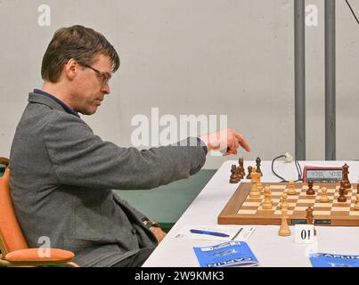 Hastings, Regno Unito. 28 dicembre 2023. Sarunas SULSKIS durante il Caplin Hastings International Chess Congress presso Horntye Park, Hastings, East Sussex, Regno Unito. Crediti: LFP/Alamy Live News Foto Stock