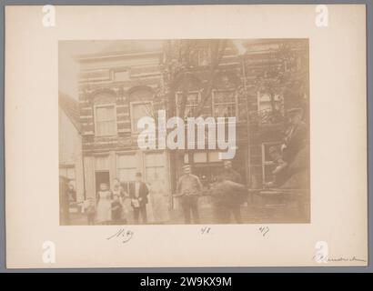 Visualizza a Hoogstraat 47-49 a Woudrichem, Anonimo (Monumentenzorg) (attribuito a), 1901 Photograph Woudrichem Photographic support. gli albumi di cartone stampano gli alloggi urbani. facciata (di casa o edificio). via (+ città(-scape) con figure, personale) Woudrichem Foto Stock