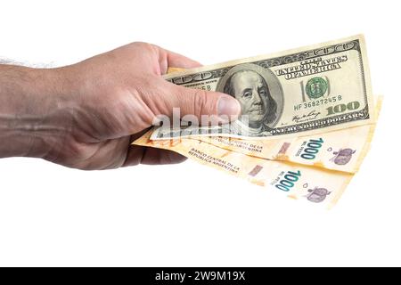 Mano con banconote argentine e da dollari. Foto Stock