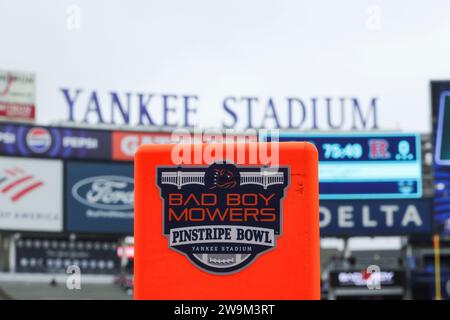 Bronx, New York, USA. 28 dicembre 2023. Il marchio per i BAD BOY RASAERBA PINSTRIPE BOWL tra Big Ten Conference Rutgers University e Atlantic Coast Conference University of Miami è stato esposto ovunque. (Immagine di credito: © Scott Rausenberger/ZUMA Press Wire) SOLO USO EDITORIALE! Non per USO commerciale! Foto Stock