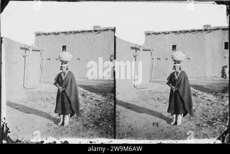 Zuni ragazza indiana con acqua olla, Nuovo Messico 1873 Foto Stock