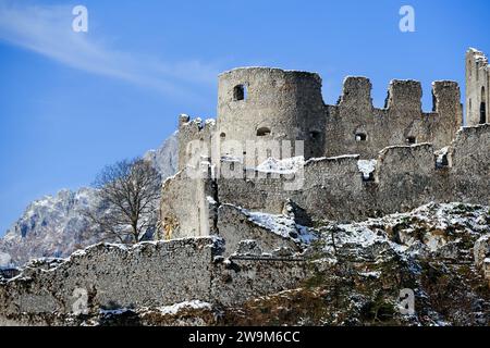 Castello di Ehrenberg in Tirolo, Austrai, in una giornata invernale soleggiata e fredda nella neve Foto Stock