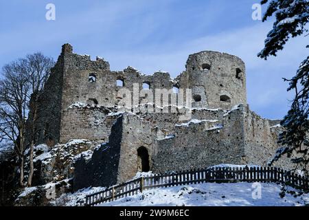 Castello di Ehrenberg in Tirolo, Austrai, in una giornata invernale soleggiata e fredda nella neve Foto Stock