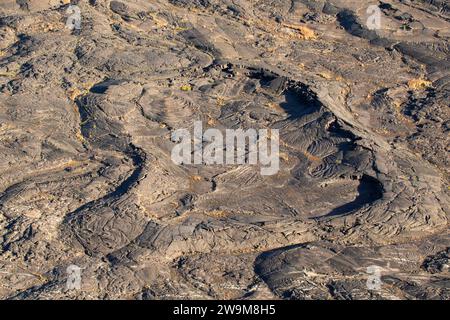 La lava di Kilauea Caldera scorre dal Crater Rim Trail a Kilauea Overlook, Hawaii Volcanoes National Park, Hawaii Foto Stock