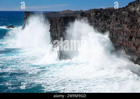 Puna Coast Cliff surf, Hawaii Volcanoes National Park, Hawaii Foto Stock