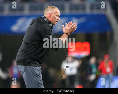 28 dicembre 2023: Il capo-allenatore degli NC State Dave Doeren durante la seconda metà del Pop Tarts Bowl. Kansas State sconfisse N.C. State 28-13 a Orlando, Florida. Romeo T Guzman/Cal Sport Media(immagine di credito: © Romeo Guzman/Cal Sport Media) Foto Stock