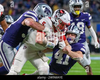 28 dicembre 2023: Il quarterback della NC State Brennan Armstrong (5) viene placcato dal defensive tackle dei Kansas State Jevon Banks (92) e dal linebacker dei Kansas State Austin Moore (41) durante la seconda metà del Pop Tarts Bowl. Kansas State sconfisse N.C. State 28-13 a Orlando, Florida. Romeo T Guzman/Cal Sport Media(immagine di credito: © Romeo Guzman/Cal Sport Media) Foto Stock