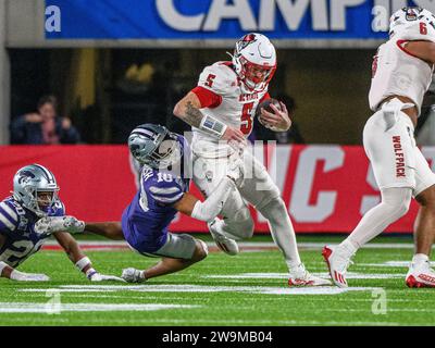 28 dicembre 2023: Il quarterback della NC State Brennan Armstrong (5) viene affrontato dal cornerback dei Kansas State Jacob Parrish (10) durante la seconda metà del Pop Tarts Bowl. Kansas State sconfisse N.C. State 28-13 a Orlando, Florida. Romeo T Guzman/Cal Sport Media Foto Stock