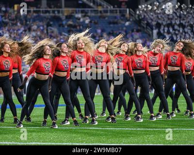 28 dicembre 2023: La squadra di danza NC State si esibisce durante un time out nella seconda metà del Pop Tarts Bowl. Kansas State sconfisse N.C. State 28-13 a Orlando, Florida. Romeo T Guzman/Cal Sport Media Foto Stock