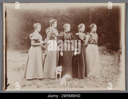 The Jonker Sisters , on the Heath, Cornelia Hendrika Jonker (attribuito a), c. 1898 fotografare Maartensdijk Photographic support anonimi storici ritratti in gruppo, in un ritratto di gruppo. persone storiche Foto Stock