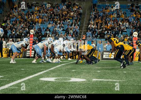 Charlotte, NC, USA. 27 dicembre 2023. 27 dicembre 2023: Primo tempo durante il West Virginia University Mountaineers (WVU) contro l'Università del North Carolina Tar Heels a Charlotte, NC al Bank of America Stadium nel Duke's Mayo Bowl. Bradley Martin/Apparent Media Group (immagine di credito: © AMG/AMG via ZUMA Press Wire) SOLO PER USO EDITORIALE! Non per USO commerciale! Foto Stock