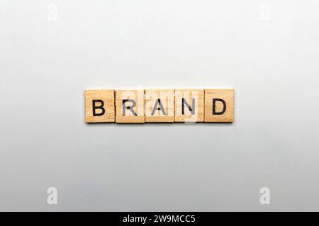 Una fila di cubi di legno con lettere DI MARCA. Concetto di strategia di branding Foto Stock