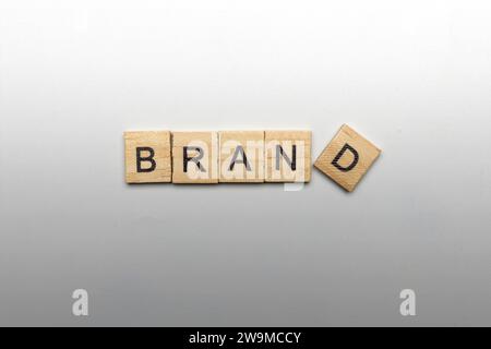 Una fila di cubi di legno con lettere DI MARCA. Concetto di strategia di branding Foto Stock