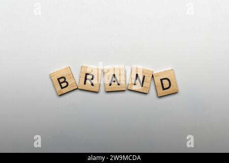 Una fila di cubi di legno con lettere DI MARCA. Concetto di strategia di branding Foto Stock