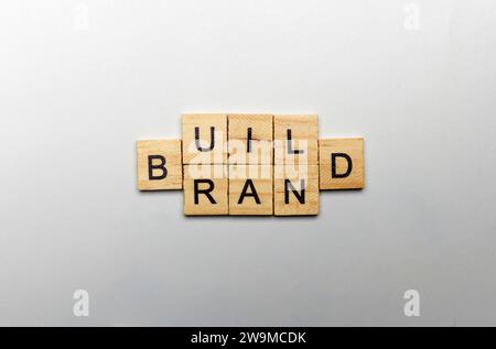 Una fila di cubi di legno con lettere di MARCA. Concetto di strategia di branding Foto Stock