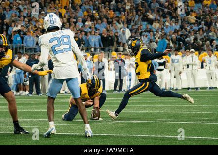 Charlotte, NC, USA. 27 dicembre 2023. 27 dicembre 2023: Michael Hayes durante la West Virginia University Mountaineers (WVU) contro la University of North Carolina Tar Heels a Charlotte, NC al Bank of America Stadium nel Duke's Mayo Bowl. Bradley Martin/Apparent Media Group (immagine di credito: © AMG/AMG via ZUMA Press Wire) SOLO PER USO EDITORIALE! Non per USO commerciale! Foto Stock