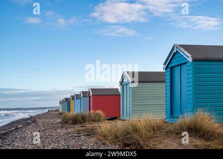 Capanne dipinte sulla spiaggia di Findhorn. Morayshire, Scozia Foto Stock