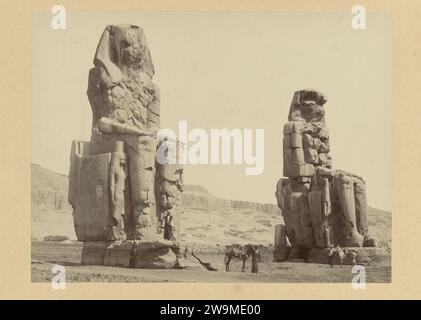 Kolossen van Memnon, 1890 - 1895 Fotografia parte di un gruppo di foto raccolte dal fotografo Richard Polak in viaggio. Questa foto è stata esposta insieme ad altre foto raccolte durante i suoi viaggi presso la Rotterdam Kunstkring (1895), Arti e Amicitiae ad Amsterdam (1897-1898?) E Societeit 't Collegie a Kampen (data per il momento sconosciuta). Carta Luxor. Monumento in cartone con stampa di albumi, statua Colossen van Memnon Foto Stock