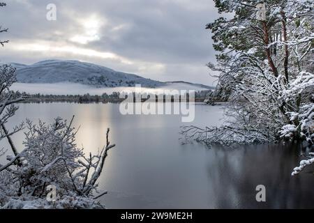 Loch Mallachie nella neve, nebbia e ghiaccio, Highlands, Scozia Foto Stock