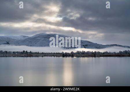 Loch Mallachie nella neve, nebbia e ghiaccio, Highlands, Scozia Foto Stock