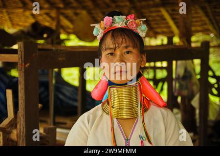 Karen Long Neck Woman, Hill-Tribe Village, Thailandia settentrionale Foto Stock