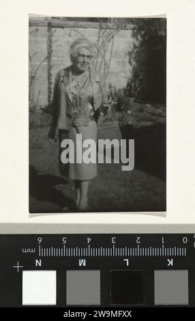 Donna anziana in un giardino, Anonymous, 1950 - 1970 Fotografia Germania (forse) carta baryta gelatina stampa argento vecchia donna. garden Germany Foto Stock