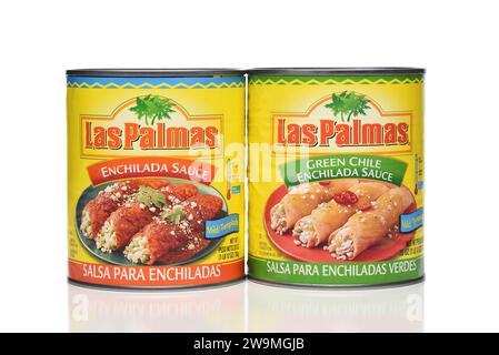 IRVINE, CALIFORNIA - 28 DEC 2023: Due lattine di salsa Enchilada mite Las Palmas, Cile tradizionale rosso e verde. Foto Stock