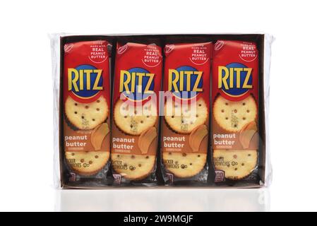 IRVINE, CALIFORNIA - 28 DEC 2023: Una confezione di panini Ritz Peanut Butter Cracker, dal Nabisco. Foto Stock