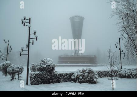 SHYMKENT, KAZAKISTAN - 19 DICEMBRE 2023: Monumento Altyn Shanyrak nel Parco dell'indipendenza in piazza Ordabasy nella città di Shymkent in Kazakistan in inverno con nebbia e neve Foto Stock