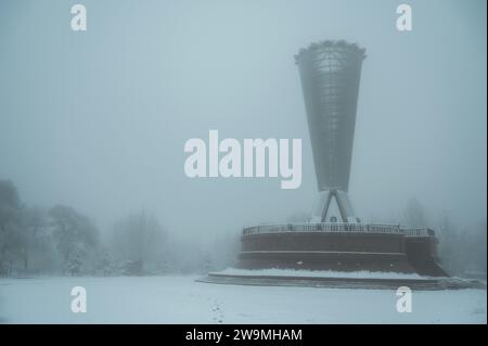 SHYMKENT, KAZAKISTAN - 19 DICEMBRE 2023: Monumento Altyn Shanyrak nel Parco dell'indipendenza in piazza Ordabasy nella città di Shymkent in Kazakistan in inverno con nebbia e neve Foto Stock