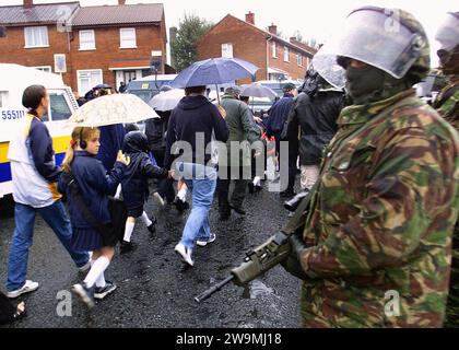 Foto del file datata 27/9/2001 di Security per la protesta lealista in corso contro gli scolari cattolici che vanno alla Holy Cross Primary School a North Belfast. Protesta alla scuola femminile cattolica della Santa Croce segno di "profondo malessere" in Irlanda del Nord, ha affermato Bertie Ahern. Data di emissione: Venerdì 29 dicembre 2023. Foto Stock