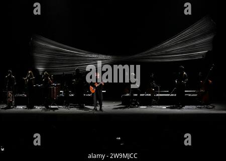 Roma, Italia. 23 dicembre 2023. Alessandro Mannarino si esibisce durante il corso a Teatro Tour all'Auditorium Parco della musica di Roma, Italia, il 28 dicembre 2023. (Foto di Domenico Cippitelli/NurPhoto) credito: NurPhoto SRL/Alamy Live News Foto Stock