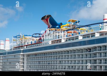 San Juan, Puerto Rico - 22 novembre 2023: Festa del Carnevale della nave da crociera per famiglie con montagne russe e parco acquatico attraccato nel porto di San Juan. Foto Stock