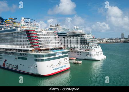 San Juan, Porto Rico - 22 novembre 2023: Nave da crociera Carnival Cruise Line Celebration Ship e nave Princess Cruises Sky nel porto di San Juan. Vista posteriore. Foto Stock