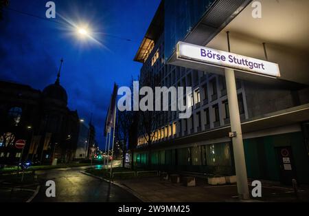 Stoccarda, Germania. 29 dicembre 2023. Le nuvole sorvolano la Borsa di Stoccarda all'ora blu del mattino. Nonostante tutte le incertezze, la Borsa di Stoccarda ha mantenuto la sua attività stabile nel 2023. Credito: Christoph Schmidt/dpa/Alamy Live News Foto Stock