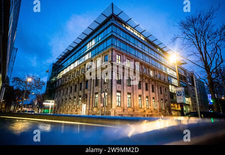 Stoccarda, Germania. 29 dicembre 2023. Le nuvole sorvolano la Borsa di Stoccarda all'ora blu del mattino. Nonostante tutte le incertezze, la Borsa di Stoccarda ha mantenuto la sua attività stabile nel 2023. (A dpa: "Scambi di affari alla Borsa di Stoccarda stagnates") credito: Christoph Schmidt/dpa/Alamy Live News Foto Stock