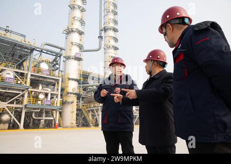 (231229) -- HUAIBEI, 29 dicembre 2023 (Xinhua) -- Liu Zhongmin (C), accademico della Chinese Academy of Engineering, comunica con altri membri del personale di Tanxin Technology Co., LTD Sotto il gruppo minerario di Huaibei a Huaibei, provincia di Anhui della Cina orientale, 28 dicembre 2023. Il più grande impianto di produzione di etanolo al mondo, con una produzione annua di 600.000 tonnellate, è stato messo in prova giovedì nella città di Huaibei, nella provincia di Anhui della Cina orientale. Le apparecchiature possono convertire il gas del forno di coke in etanolo, il che aumenterà in modo massiccio il valore aggiunto del carbone e fornirà un modo fattibile per il deve a basse emissioni di carbonio Foto Stock