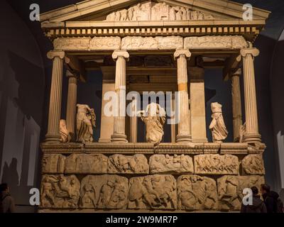Nereid Monument, Greek Style Temple, The British Museum, Bloomsbury, Londra, Inghilterra, Regno Unito, Gran Bretagna. Foto Stock