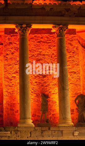 Merida, Spagna - 3 giugno 2023: Teatro illuminato durante lo spettacolo. Emerita Ludica Festival 2023. Foto Stock