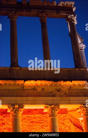 Merida, Spagna - 3 giugno 2023: Teatro illuminato durante lo spettacolo. Emerita Ludica Festival 2023. Foto Stock