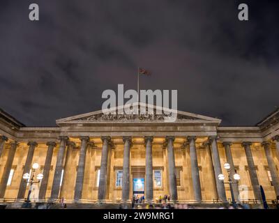 La facciata del British Museum, di notte, Bloomsbury, Londra, Inghilterra, REGNO UNITO, REGNO UNITO. Foto Stock