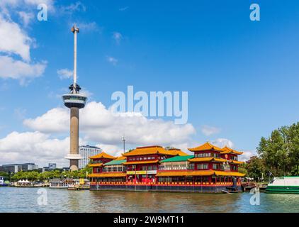 Paesaggio urbano di Rotterdam, Paesi Bassi, con l'Euromast e il complesso alberghiero cinese galleggiante New Ocean Paradise nel porto di Parkhaven. Foto Stock