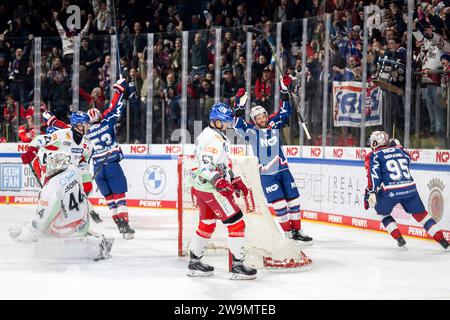 Norimberga, Deutschland. 28 dicembre 2023. Dennis Endras (44, Augsburger Panther AEV ) und der Rest des Teams traurig enttaeuscht nach Gegentor, Nuernberg Ice Tigers vs. Augsburger Panther, DEL, 32. Spieltag, 28.12.2023, foto: Thomas Hahn/Eibner-Pressefoto Credit: dpa/Alamy Live News Foto Stock