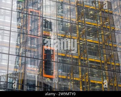 The Leadenhall Building, Glass and Lifts, City of London, London, England, REGNO UNITO, REGNO UNITO. Foto Stock