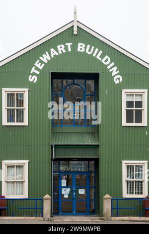 Lo Stewart Building di Lerwick, progettato con rivestimenti corrugati verdi per riflettere il carattere della zona, è la sede dello Shetland Seafood Center. Foto Stock