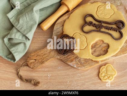 Preparare dolci fatti in casa per cani sani. Impastare con le taglierine per biscotti. Foto Stock