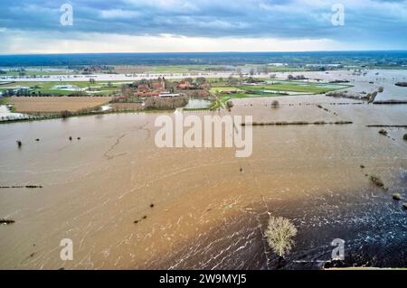 Hochwasser und Überschwemmungen der Aller in der Region Heidekreis nach tagelangen starken Regenfällen. Kirchwahlingen, 28.12.2023 *** acque elevate e inondazioni dell'Aller nella regione di Heidekreis dopo giorni di forti piogge Kirchwahlingen, 28 12 2023 foto:Xu.xStammx/xFuturexImagex hochwasser aller 3334 Foto Stock