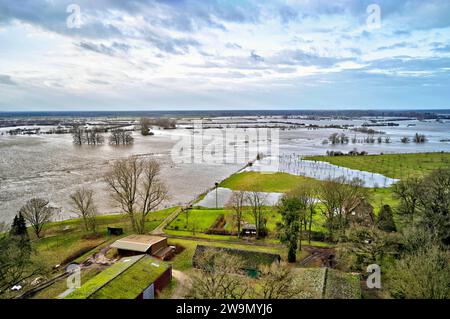 Hochwasser und Überschwemmungen der Aller in der Region Heidekreis nach tagelangen starken Regenfällen. Hodenhagen, 28.12.2023 *** acque elevate e inondazioni dell'Aller nella regione di Heidekreis dopo giorni di forti piogge Hodenhagen, 28 12 2023 foto:Xu.xStammx/xFuturexImagex hochwasser aller 3320 Foto Stock