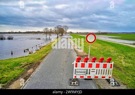 Hochwasser und Überschwemmungen der Aller in der Region Heidekreis nach tagelangen starken Regenfällen. Kirchwahlingen, 28.12.2023 *** acque elevate e inondazioni dell'Aller nella regione di Heidekreis dopo giorni di forti piogge Kirchwahlingen, 28 12 2023 foto:Xu.xStammx/xFuturexImagex hochwasser aller 3331 Foto Stock